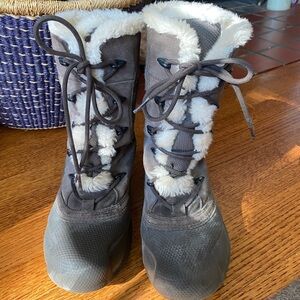 Columbia Women’s Snow Boots - size 6